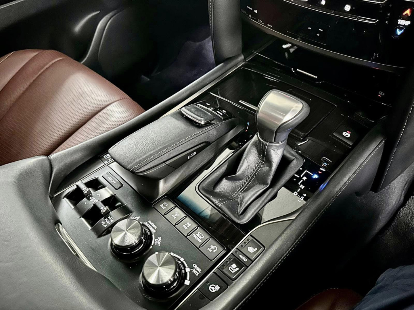 2016  LEXUS LX570 Modellista 8座