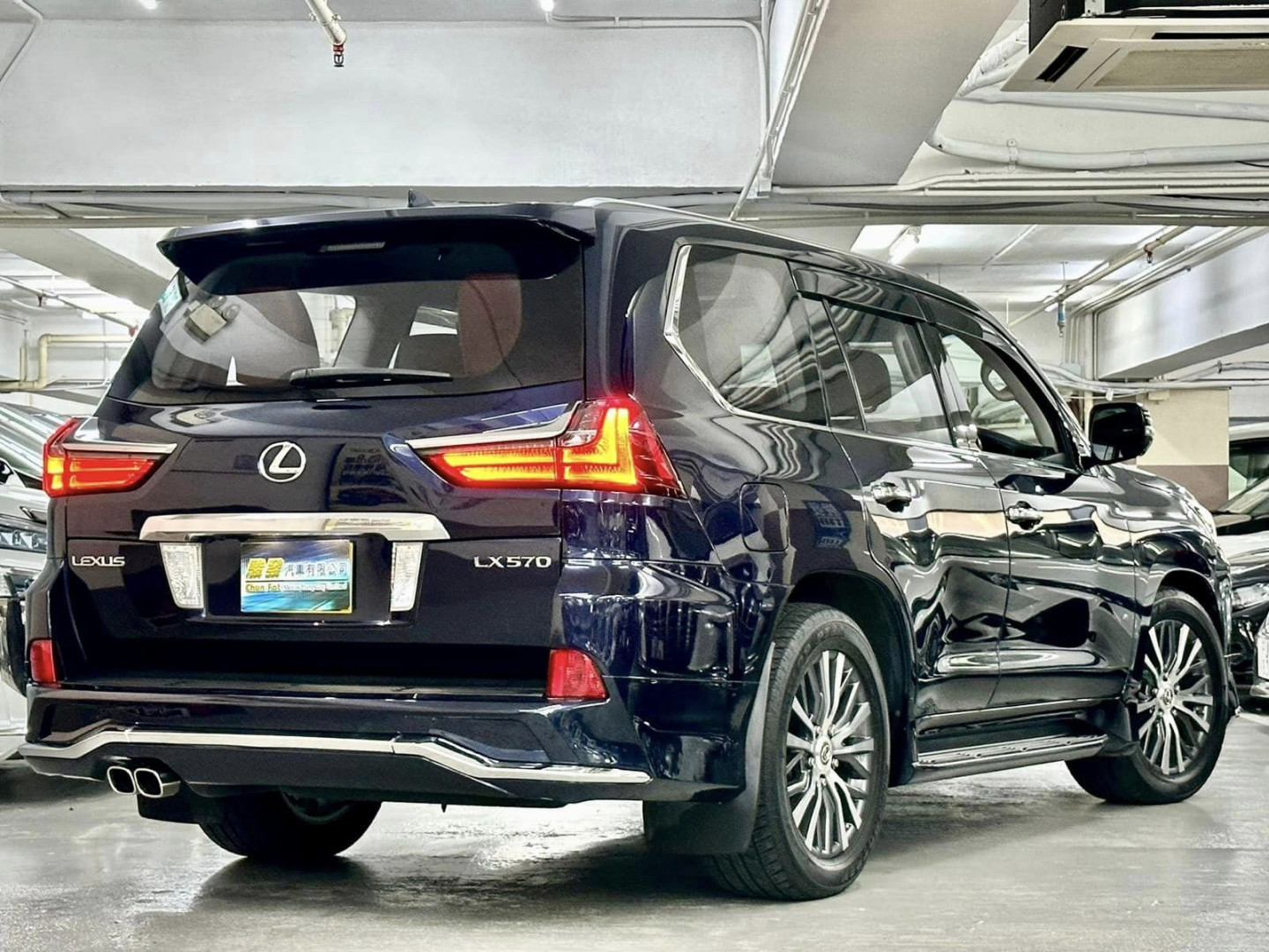 2016  LEXUS LX570 Modellista 8座