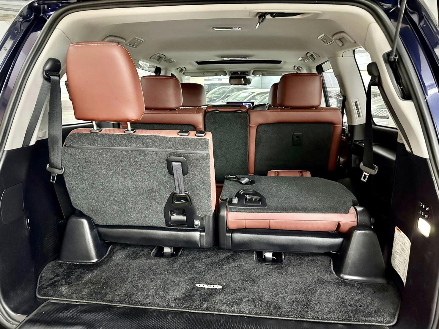2016  LEXUS LX570 Modellista 8座