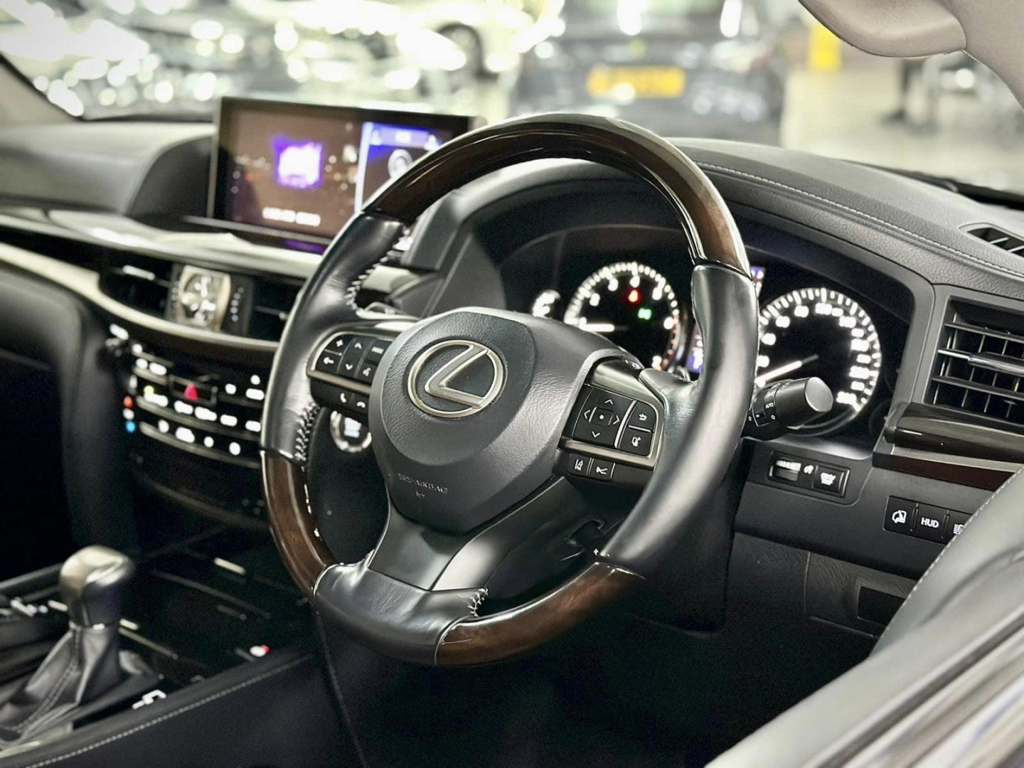 2016  LEXUS LX570 Modellista 8座